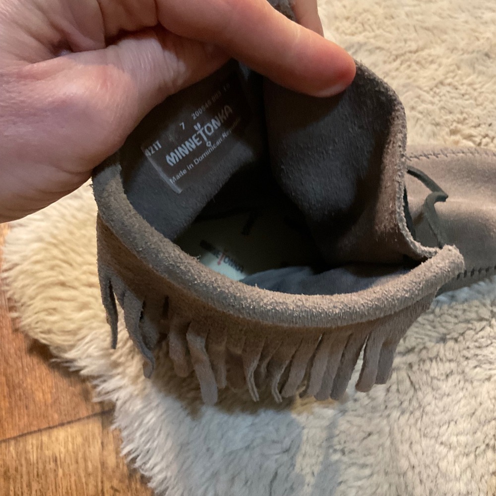 Minnetonka Tramper Ankle Lace Up Leather Moccasins Gray Size 7 Boot Fringe Comfy - Picture 6 of 7